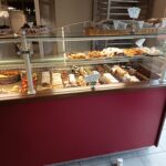 Vitrine boulangerie bordeaux garnie de pâtisseries.