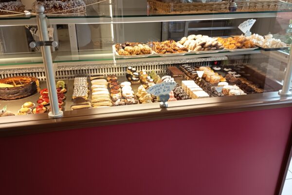 Vitrine boulangerie bordeaux garnie de pâtisseries.
